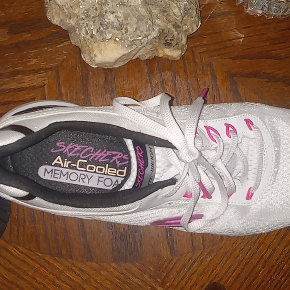 New sz 8 SKECHERS- memory foam- ULTRA FLEX - Picture 3 of 4